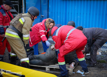 Рятувальники показали кілька ФОТО з місця ранкового прильоту «шахеда» у Миколаєві