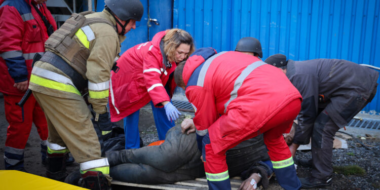 Рятувальники показали кілька ФОТО з місця ранкового прильоту «шахеда» у Миколаєві