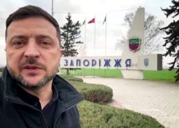 На Запоріжжі Зеленський відвідав військових – обговорив захист від російських ударів і пообіцяв більше ресурсів на цей напрямок (ВІДЕО)