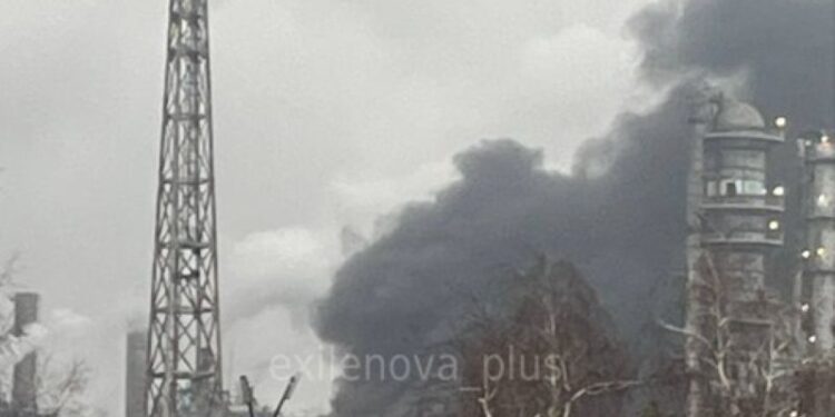 У Нижньокамську горить “Нижньокамськнафтохім” (ВІДЕО)