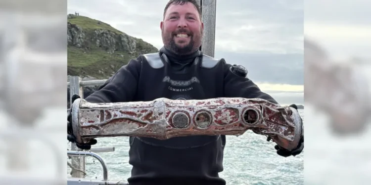 Британські дайвери підняли з води російський гідроакустичний буй для стеження за субмаринами (ФОТО)