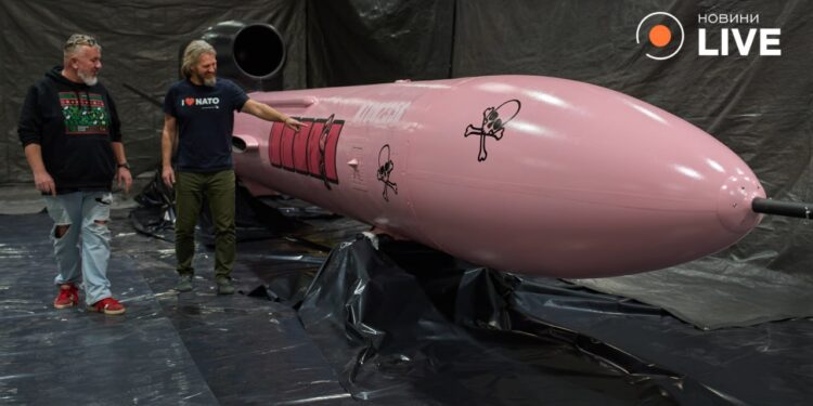 Ракету “Фламінго”, на яку гроші зібрали чехи, пофарбували в рожевий і розмалювали (ФОТО)