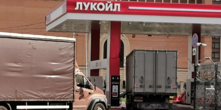 Литва повністю припинить транзит нафтопродуктів «Лукойла» до Калінінградської області рф