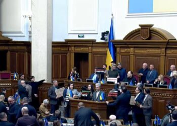 Нардепи від опозиції заблокували трибуну ВР – голосувань за відставки Галущенка і Гринчук не буде (ФОТО)
