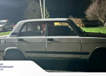 В Єланці на Миколаївщині п’яний 18-річний водій здійснив наїзд на двох дівчат, які сиділи на лавці у дворі гуртожитку