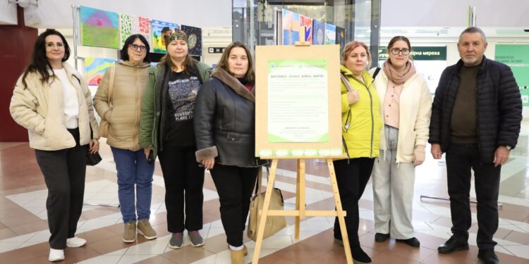 У Миколаївському ТЦ «Сіті Центр» відкрилася виставка особливих картин «Жінки. Війна. Життя» (ФОТО)