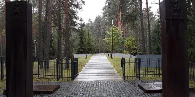 Росія воює з мертвими. Польські символи на Військовому цвинтарі в Катині знищено за рішенням російської прокуратури