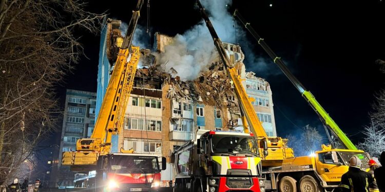 У Тернополі тривають пошуково-рятувальні роботи на місці російського удару – інформація щодо кількості загиблих і поранених не змінилася