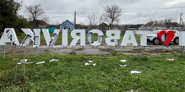 На Миколаївщині малолітні вандали пошкодили арт-об’єкт у центрі села (ФОТО)