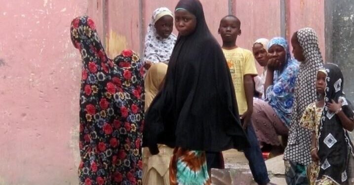 У Нігерії бойовики викрали зі школи понад 300 учениць та 12 вчителів