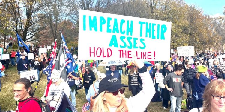 У США сотні людей, невдоволених політикою Трампа, зокрема і щодо України, вимагали його імпічменту (ФОТО)