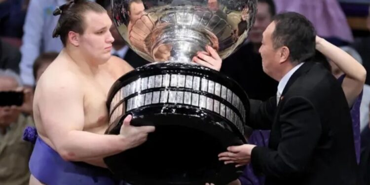 Українець вперше виграв турнір з сумо в Японії (ФОТО)