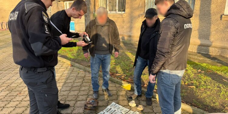 У Миколаєві затримали двох зловмисників, які за хабар у $2,5 тис. обіцяли сприяти ухиленню від мобілізації (ФОТО)