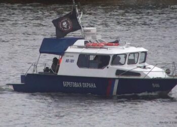 На кордоні з Естонією російський прикордонний катер вийшов на Нарву під прапором “Вагнера (ВІДЕО)