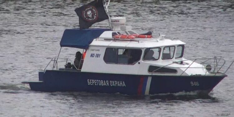 На кордоні з Естонією російський прикордонний катер вийшов на Нарву під прапором “Вагнера (ВІДЕО)