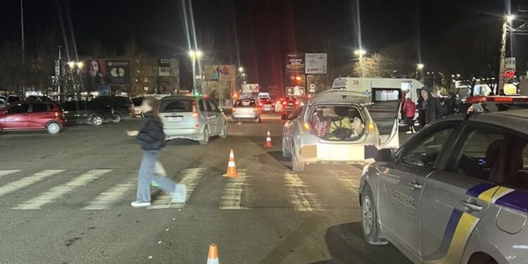 У Миколаєві на Богоявленському Nissan скоїв наїзд на 83-річну жінку (ФОТО)