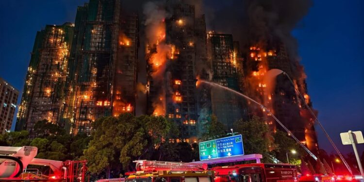 Жахлива пожежа в Гонконзі – на зараз відомо про 36 загиблих, майже 300 зниклих безвісти (ФОТО, ВІДЕО)