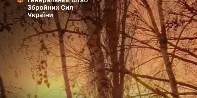 Генштаб підтверджує. Сили оборони України атакували Саратовський НПЗ і знищили дрони в Саках