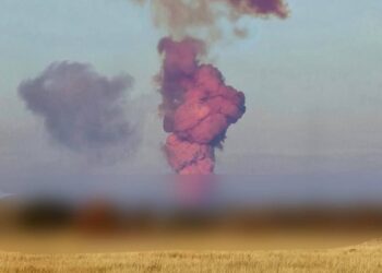 У РФ щось вибухнуло на ракетному полігоні – в небо піднявся фіолетовий дим (ФОТО, ВІДЕО)