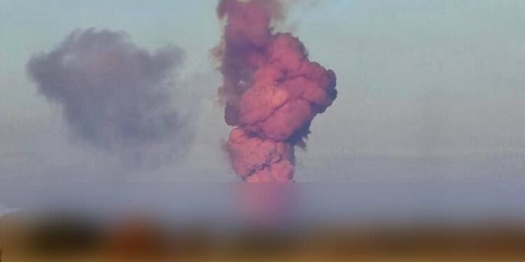 У РФ щось вибухнуло на ракетному полігоні – в небо піднявся фіолетовий дим (ФОТО, ВІДЕО)