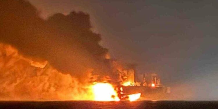 У Чорному морі майже одночасно вибухнули 2 танкери “тіньового флоту” РФ