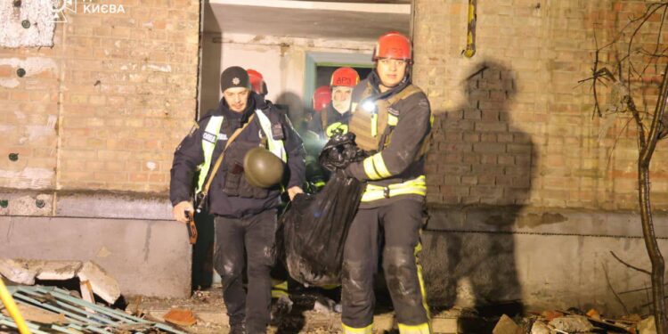 Внаслідок ворожої атаки на Київ вже відомо про 1 загиблого та 7 постраждалих, серед яких дитина (ФОТО)