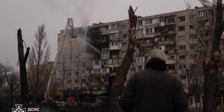 У Києві збільшилася кількість загиблих та постраждалих внаслідок російської атаки (ФОТО)