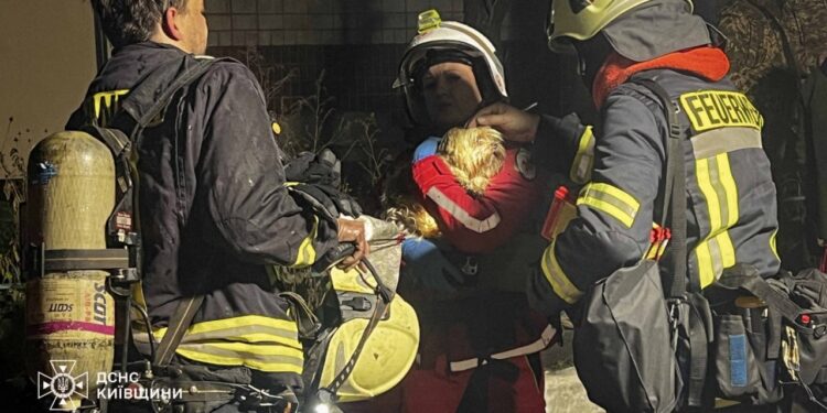 У Вишгороді ворог вдарив по ринку та будинку – є загиблий і 11 поранених (ВІДЕО)