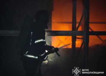 У Миколаєві після дронової атаки гасили пожежу на 2 тис кв.м (ВІДЕО)