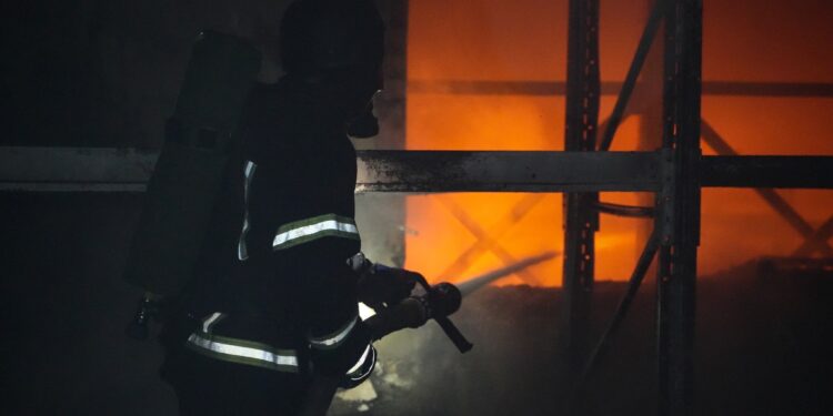 У Миколаєві після дронової атаки гасили пожежу на 2 тис кв.м (ВІДЕО)