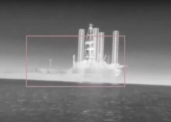 ВМС ЗСУ уразили морську бурову платформу “Сиваш” – з ворогами і ПТРК (ВІДЕО)