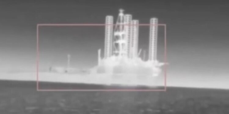 ВМС ЗСУ уразили морську бурову платформу “Сиваш” – з ворогами і ПТРК (ВІДЕО)