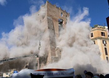 У Римі біля Колізею обвалилася середньовічна вежа – є поранені (ФОТО, ВІДЕО)