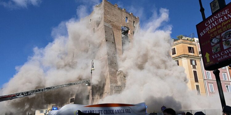У Римі біля Колізею обвалилася середньовічна вежа – є поранені (ФОТО, ВІДЕО)