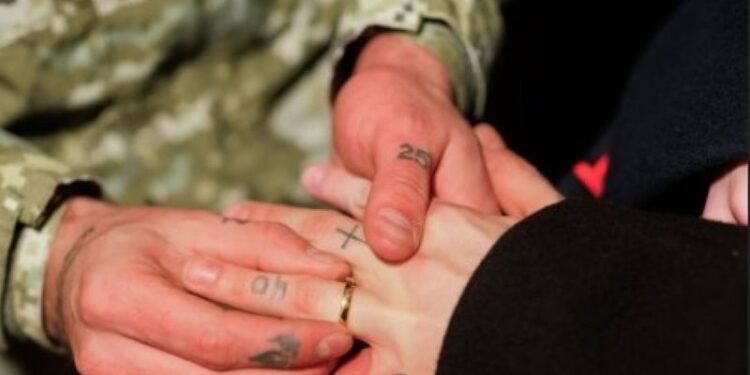 Виходить заміж? Український співак MELOVIN заручився з військовим (ФОТО)