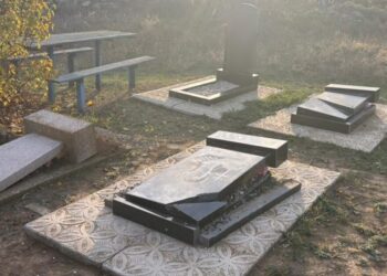 На Миколаївщині хлопчаки 9 та 11 років розтрощили 30 могил. Що буде батькам (ФОТО)