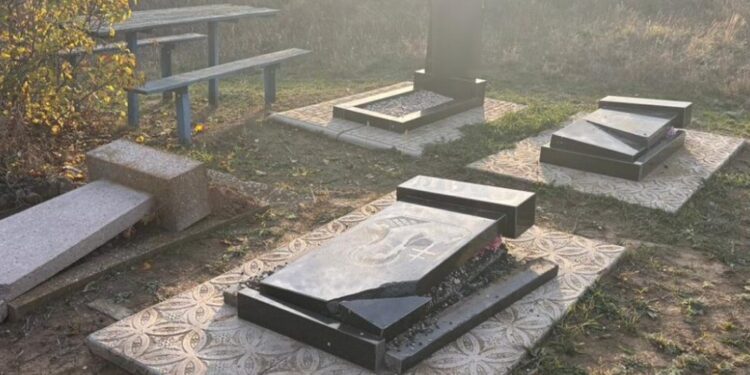На Миколаївщині хлопчаки 9 та 11 років розтрощили 30 могил. Що буде батькам (ФОТО)