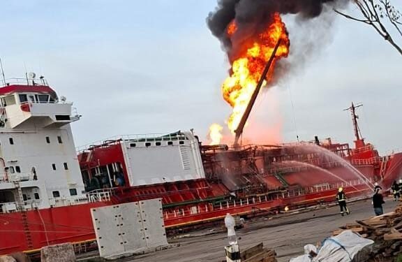 Румунське село евакуювали після влучання російського дрона в танкер з газом біля Ізмаїла (ФОТО, ВІДЕО)