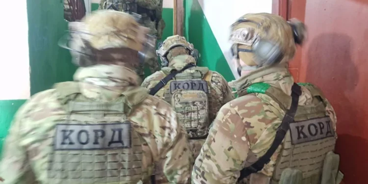 Стріляв з автоматичної зброї на вулиці: у Чернігові затримали озброєного чоловіка