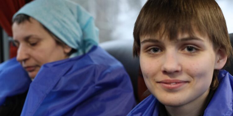 Наймолодшій звільненій – 18 років: Україна повернула додому з Білорусі 31 свого громадянина (ВІДЕО, ФОТО)