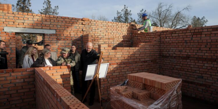 Шмигаль відвідав будівництво військового ліцею на Миколаївщині – обіцяє, що він буде першим, побудованим за новими стандартами (ФОТО)