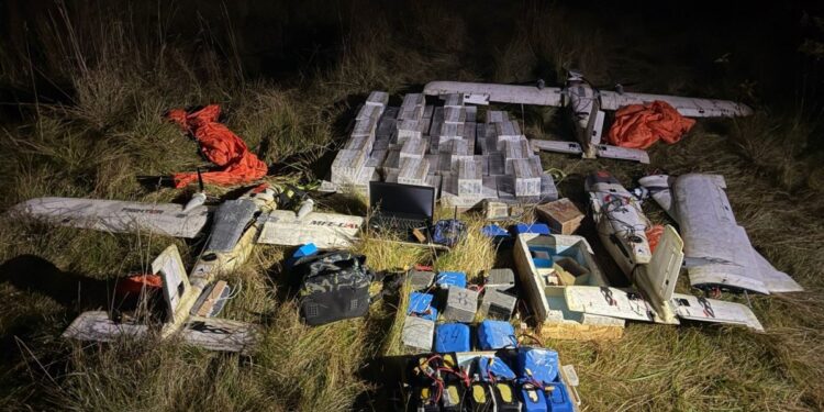 Біля кордону з Польщею затримали батька й сина з 3 дронами – готували до польоту 3 тис. пачок сигарет (ФОТО, ВІДЕО)