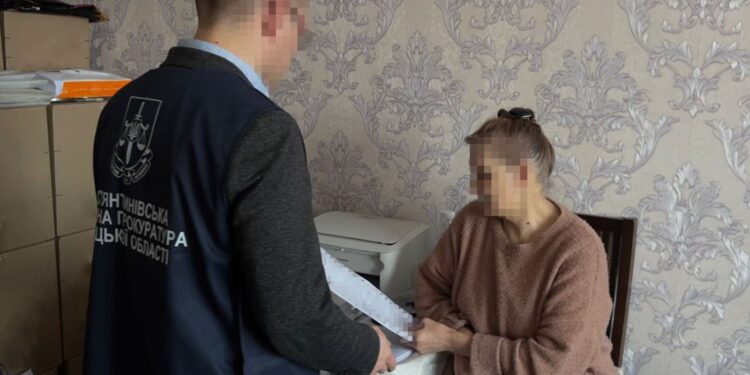 На Донеччині жінка 18 років тримала у квартирі тіло померлої доньки, а іншу примушувала спати поруч (ФОТО, ВІДЕО)