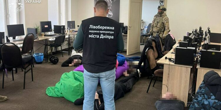 У Дніпрі припинено діяльність шахрайських кол-центрів. Як вони дурили людей (ФОТО, ВІДЕО)