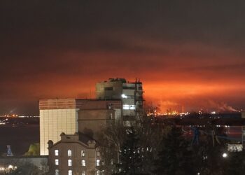 Вночі українські дрони знову атакували Саратовський НПЗ (ВІДЕО)