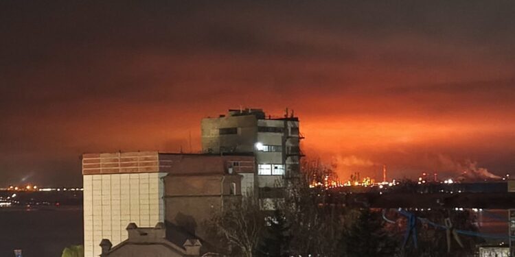 Вночі українські дрони знову атакували Саратовський НПЗ (ВІДЕО)