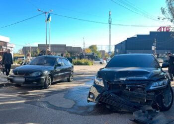 На Миколаївщині водій Toyota Camry збив жінку та дитину на тротуарі (ФОТО)