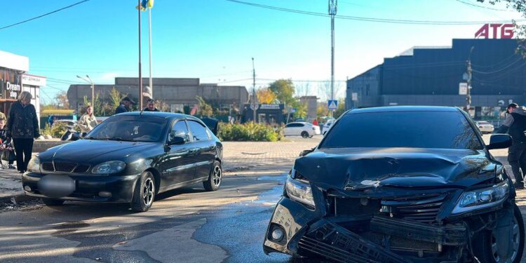 На Миколаївщині водій Toyota Camry збив жінку та дитину на тротуарі (ФОТО)