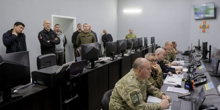 Міністр оборони Шмигаль ознайомився з ПУ тактичної групи ППО «Миколаїв» (ФОТО)