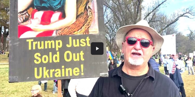 “Трамп щойно продав Україну” – у Вашингтоні пройшов антитрампівський протест (ФОТО)